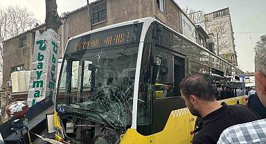 İETT otobüsü kaldırımdaki 2 kişiye çarptı: O anlar kamerada