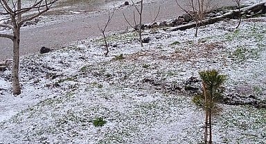 Iğdır'ın yüksek kesimleri dolu ile beyaza büründü