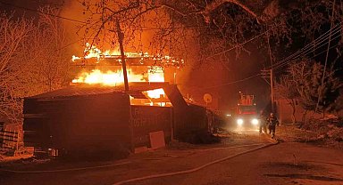 İki katlı evde çıkan yangın geceyi aydınlattı