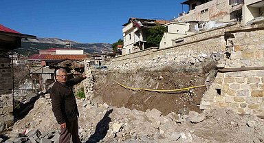 İki mahallenin geçiş güzergahı yıkık halde bekliyor