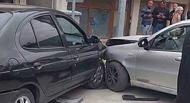 İki otomobil çarpıştı: 3 yaralı
