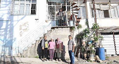 İkinci defa seçilen kadın muhtar balkon konuşması yaptı, kadınlarla çiftetelli oynadı