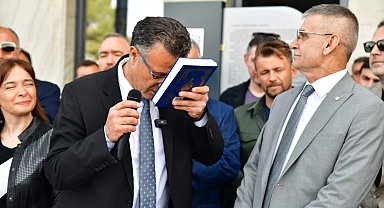 İkinci dönemine de Kur'an-ı Kerim'i öperek başladı