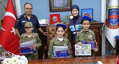 İlçe jandarma komutanı makamını ilkokul öğrencilerine devretti
