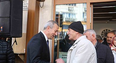 İlk bayramlaşmasına binlerce kişi akın etti, saatlerce ayakta kaldı