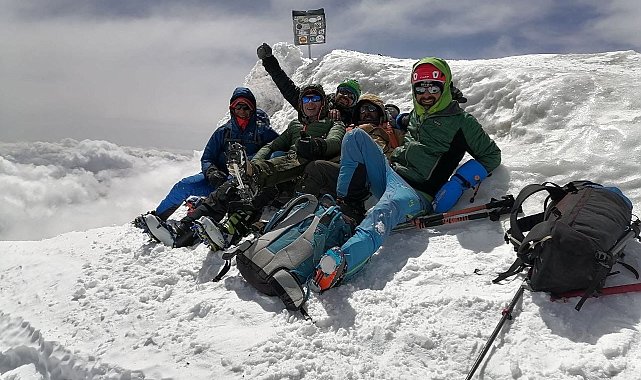 İlkbaharda Ağrı Dağı zirvesinde kayak keyfi