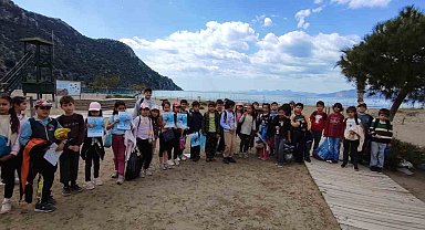 İlkokul öğrencilerinden kıyı temizliği