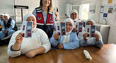 İncir fabrikasında çalışan kadınlara jandarmadan bilgilendirme