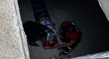 İnşaat alanındaki çukura düşen işçiyi itfaiye ekipleri kurtardı