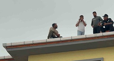 İnşaat işçisi çatıdan atlamak istedi