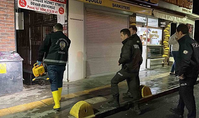 İş merkezindeki metruk daire alevlere teslim oldu, 2 kişi can havliyle dışarıya çıktı
