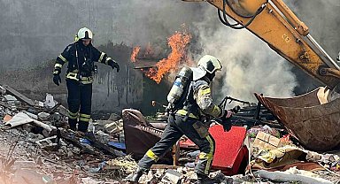 Isı yalıtım malzemelerinin olduğu kulübe yandı
