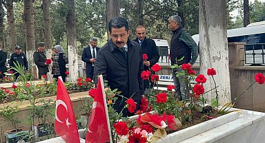 İskenderun'da Ramazan Bayramı öncesi şehit mezarlarına karanfil bırakldı