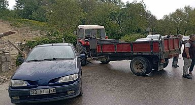 Islak yolda kayan traktör otomobile ardından duvara çarptı
