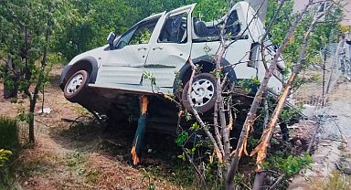 Isparta'da hafif ticari araç bahçeye savruldu: 1 yaralı