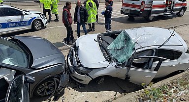 Isparta'da kazaya müdahale eden ambulans ve polis aracına başka bir otomobil çarptı: 10 yaralı