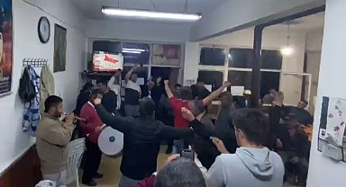 Isparta'da köylüler muhtar değişimini davul zurnayla oynayarak kutladı