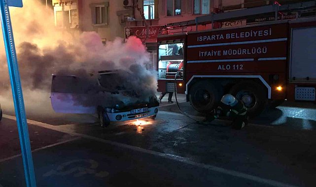 Isparta'da park halindeki otomobil yandı