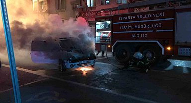 Isparta'da park halindeki otomobil yandı