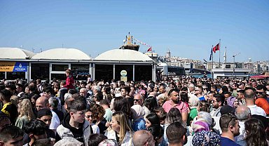 İstanbul Eminönü'ndeki insan seli fotoğraflara yansıdı