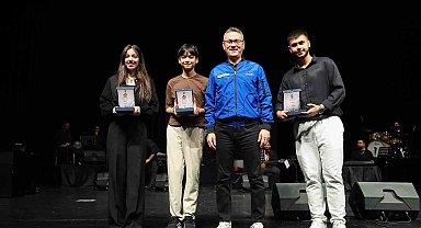 İstanbul gençlik oyunları liseler arası müzik ve şiir yarışmasında en güzel sesler ödüllerini aldı