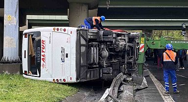 İstanbul Havalimanı'nda görevli polisleri taşıyan servis minibüsü devrildi: 6 polis hafif şekilde yaralandı