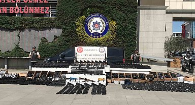 İstanbul merkezli 11 ilde düzenlenen operasyonda ele geçirilen silahlar emniyette sergilendi