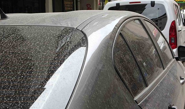 İstanbul'a çamur yağdı, araçların üstünde çamur kalıntıları oluştu