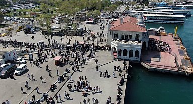 İstanbul'da Adalar İskelesi'nde bayram yoğunluğu