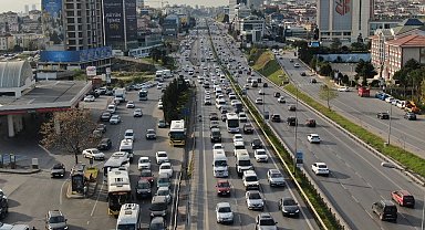İstanbul'da bayram yoğunluğu: Trafikte uzun kuyruklar oluştu