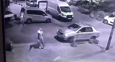 İstanbul'da emlakçıya silahlı saldırı kamerada: Kaldırımdaki genç neye uğradığını şaşırdı