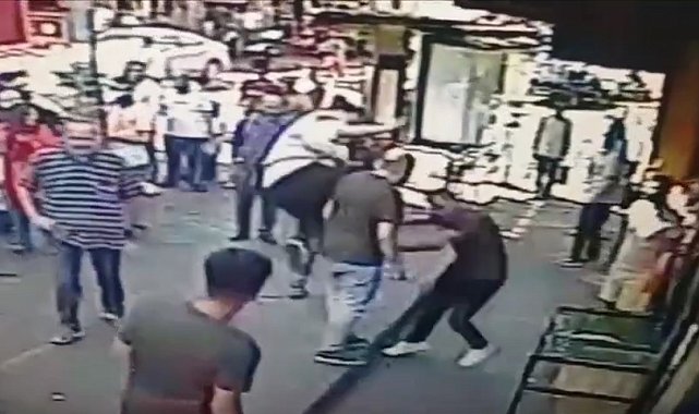 İstanbul'da müşteriye "sigara içilmez" dayağı kamerada: Uçan tekmeyle saldırdılar