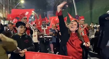 İstanbul'da seçimi kazanan kadın muhtara bando eşliğinde kutlama