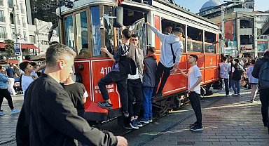 İstiklal Caddesi'nde nostaljik tramvay seferleri durduruldu