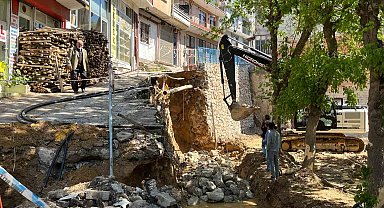 İstinat duvarı çökmüş, 5 katlı bina tahliye edilmişti: Onarım çalışmaları başladı