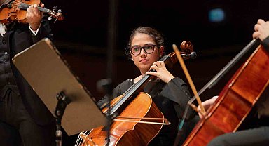 İtalya'da klasik müzik konserlerinde türkü söyleyen kız