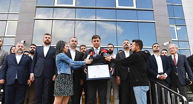 İzmir Büyükşehir Belediye Başkanı Cemil Tugay mazbatasını aldı