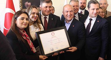 İzmir Büyükşehir'de devir teslim töreni: Cemil Tugay görevi devraldı