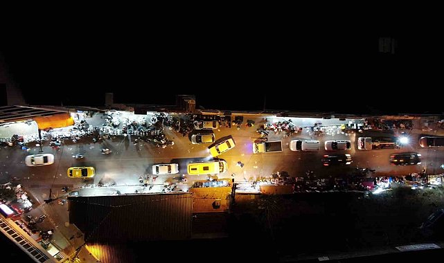 İzmir'de binlerce insan caddede kurulan tezgahlara akın etti