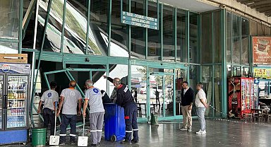 İzmir'de freni boşalan otobüs yolcu bekleme alanına çarparak durabildi