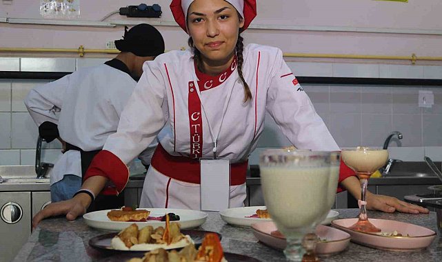 İzmir'de lise öğrencileri yemek yarışmasında hünerlerini sergiledi