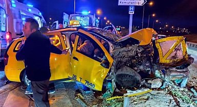 İzmir'de ticari taksi bariyerlere çarptı: 1 ölü, 5 yaralı