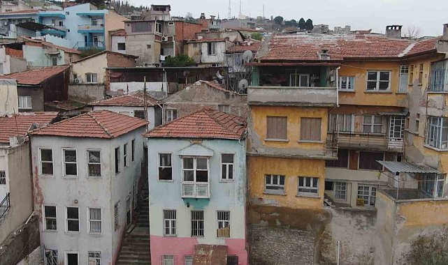 İzmir'in göbeğinde can çekişen bir tarih: Basmane