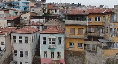 İzmir'in göbeğinde can çekişen bir tarih: Basmane
