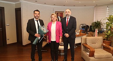 İzmit Belediyesi müdürlüklerinde devir teslim töreni yapıldı