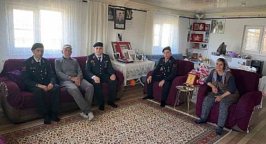 Jandarma gazileri ve şehit ailelerini unutmadı