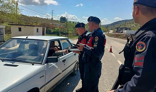 Jandarma sürücülere şeker ve kolonya ikram etti