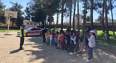 Jandarmadan ilkokul öğrencilerine temel trafik eğitimi