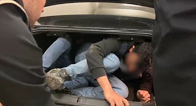 Kaçak göçmenler otomobilin bagajında yakalandı