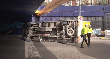 Kadıköy'de üst geçide çarpan kamyonet devrildi
